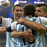 Lionel Messi es abrazado por Sergio Agüero y Ángel Di María luego de su golazo, el segundo.