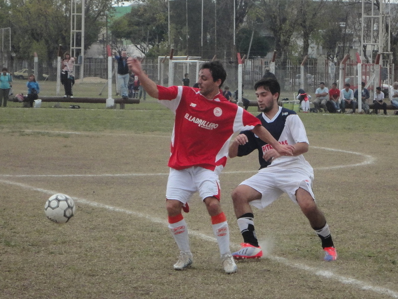 Emilio Góngora cuida el balón, presionado por Joel Riedel. Provincial fue algo más ambicioso.