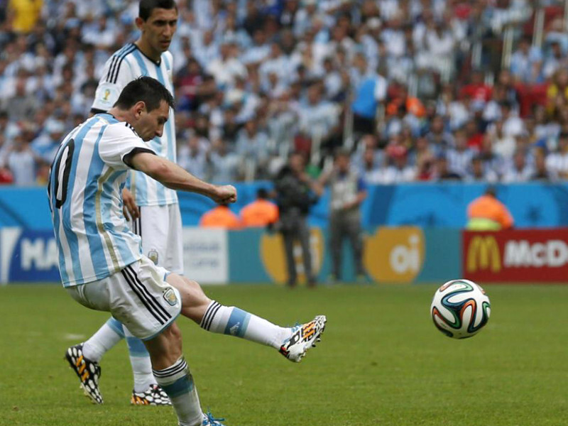 La zurda mágica del rosarino Lionel Messi acaricia el balón que terminará en el 2 a 1.