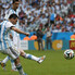 La zurda mágica del rosarino Lionel Messi acaricia el balón que terminará en el 2 a 1.