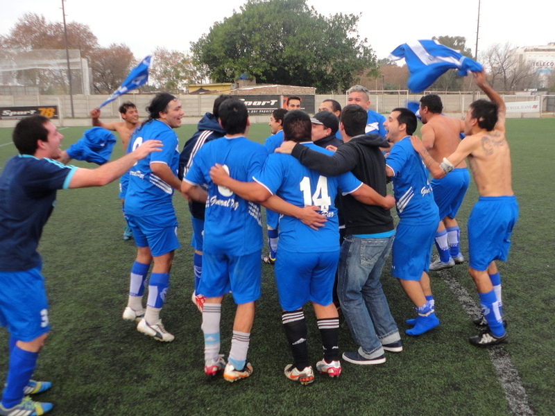 Así fue el festejo de los jugadores de General Paz luego del triunfo ante Villa G. Gálvez.