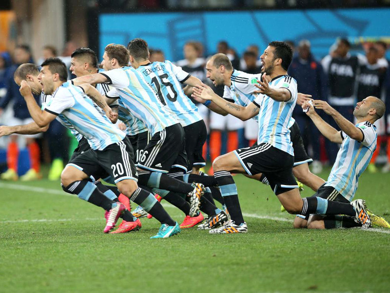 El momento glorioso del triunfo. Los jugadores salen despedidos para fundirse en un abrazo.