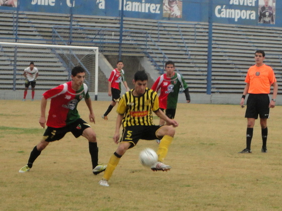Iramaz de espaldas, "rebota" el balón para un compañero. La forma de juego se mantiene.