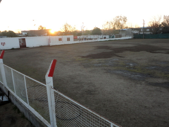 La zona de vestuarios, e ingreso al club. Atrás, se alcanza a ver la cancha de fútbol infantil.