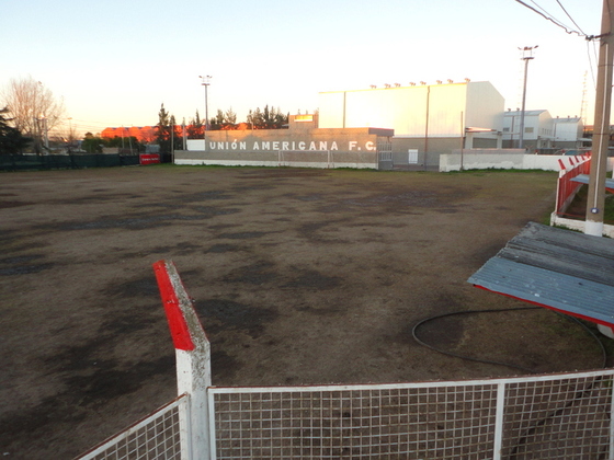 Con las lluvias la cancha quedó así. Se la está cuidando para que llegue al fin de semana.