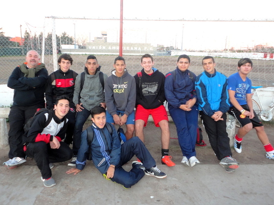 Darío Heiz, primero a la izquierda, junto a varios chicos de inferiores de Unión Americana.