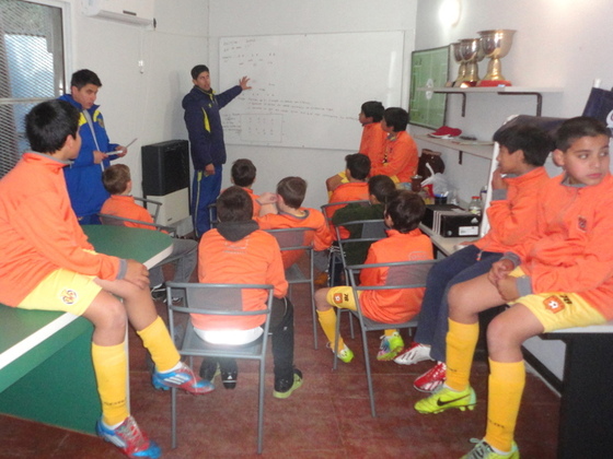 La sala de reuniones técnicas estaba siendo utilizada cuando Rosario Fútbol los visitó.