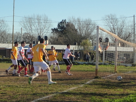 El empate 1-1. La pelota descansa en la red. El arquero (tapado por Lioi) calculó mal.