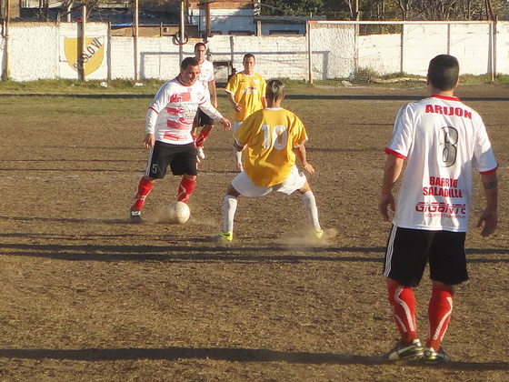 El "guchi" Albornoz la mueve con criterio en la mitad de la cancha. Luego fue reemplazado.