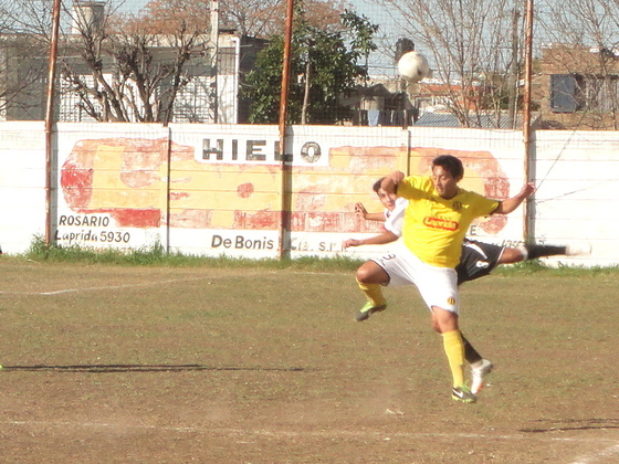 Oriental y Unión, en una típica jugada en la que saltan a cabecear. El partido entretuvo.