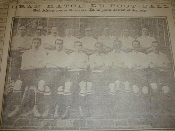 El viejo formato "sábana" de La Capital, y una gran foto del Seleccionado sudafricano en él.