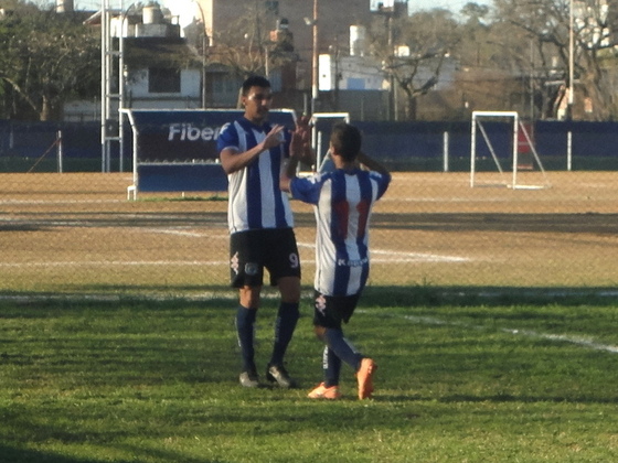 Carloni, goleador del Torneo Molinas, festeja su gol con Nahuel Miguez. Definió abajo y bien.