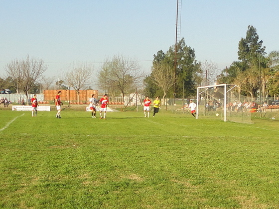 El tercer y último gol de Olympia. Palmigiano ya empujó a la red un centro desde la izquierda.