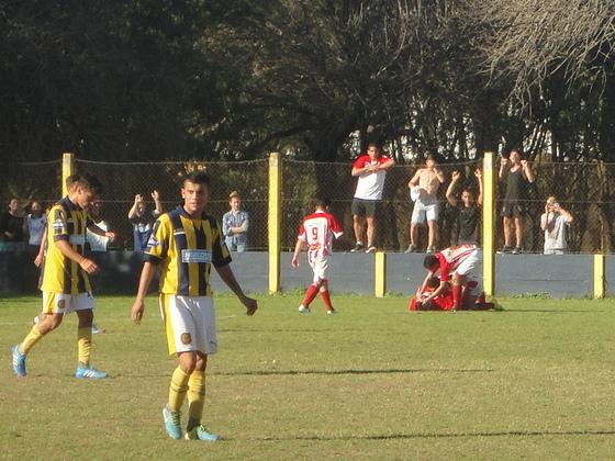 Canalis festeja el primer gol. Un defensor local pifió y se la dejó servida en el punto penal.