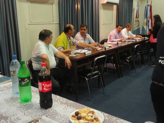 La velada comenzó lentamente, a medida que iban llegando a Rosario los distintos directivos.