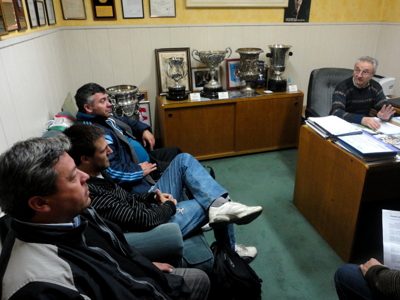 Representantes de los tres clubes: Alianza, Central y Olympia escuchando a D'ascanio.
