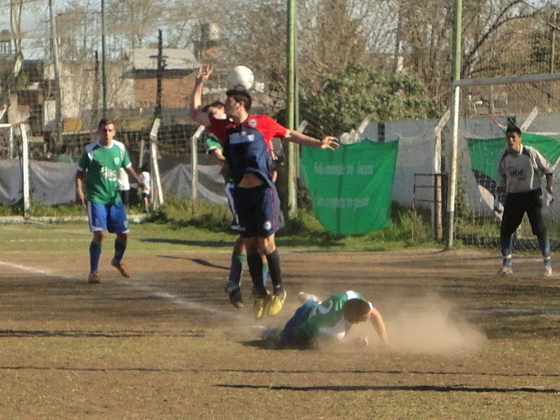 Una pelota que cayó al área en el primer tiempo. Nació de un saque lateral largo.