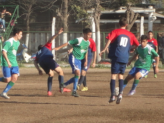 Muchas piernas en el medio hicieron un gran barullo, pero quitaron claridad al juego.