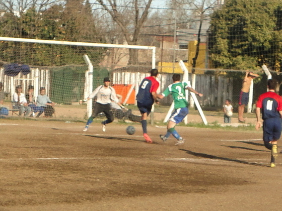 Mano a mano y gran definición de Poelstra. Sin embargo, la jugada fue invalidada por offside.