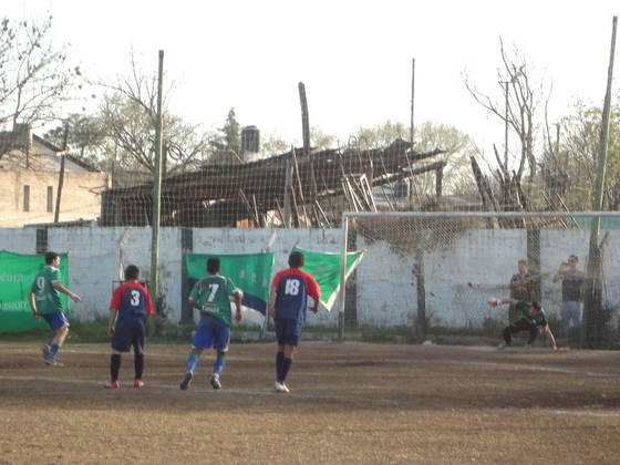 Infanti ya la picó. El balón está detrás del 7 de Morning. Giroldi adivinó y retoma la vertical.