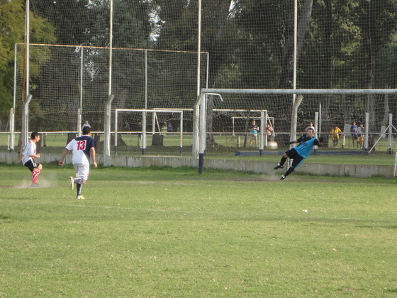 Diego López marca de penal el tercer y último gol del encuentro. Mitre permanece último.