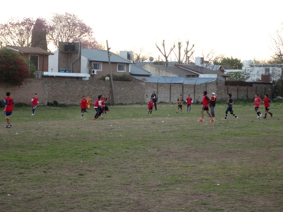 Los días miércoles, jueves y viernes se juntan muchos chicos en las prácticas de fútbol.