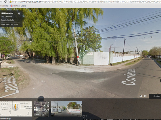 En la esquina de Corrientes y Lamadrid está el ingreso a la cancha de once de Tiro Suizo.