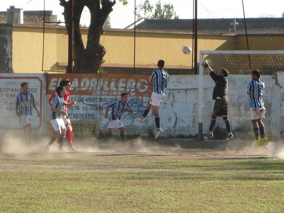 Nacho Sartori estuvo muy activo en el primer tiempo. Aquí despejando con los puños.