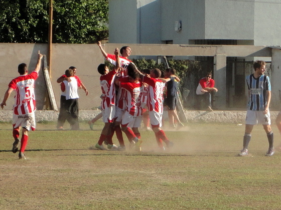Wally Abaca, casi levantado en andas, en el festejo del primer gol. Una comba magnífica.