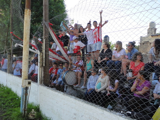 La familia de Unión Americana colmó la tribuna de Banco, acompañando a su equipo.