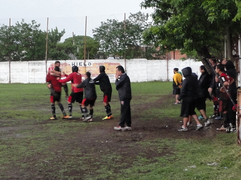 El tanque Tapparello festeja el segundo gol leproso. Fue a los 41' del ST y liquidó el asunto.