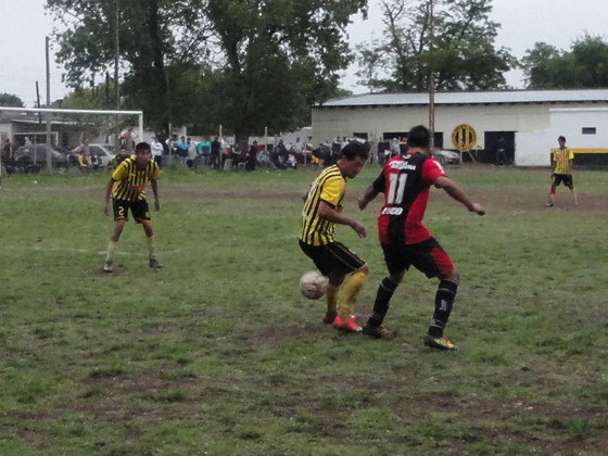 Palacio de Newell's, y Méndez de Oriental, disputan un balón durante la primera mitad.