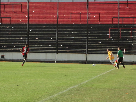 El centro del tercer gol a punto de ser lanzado. Maciel llegó al fondo y la metió muy pasada.