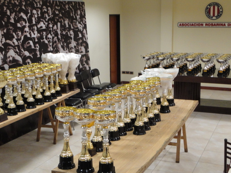 Los trofeos ya esperan por sus dueños.