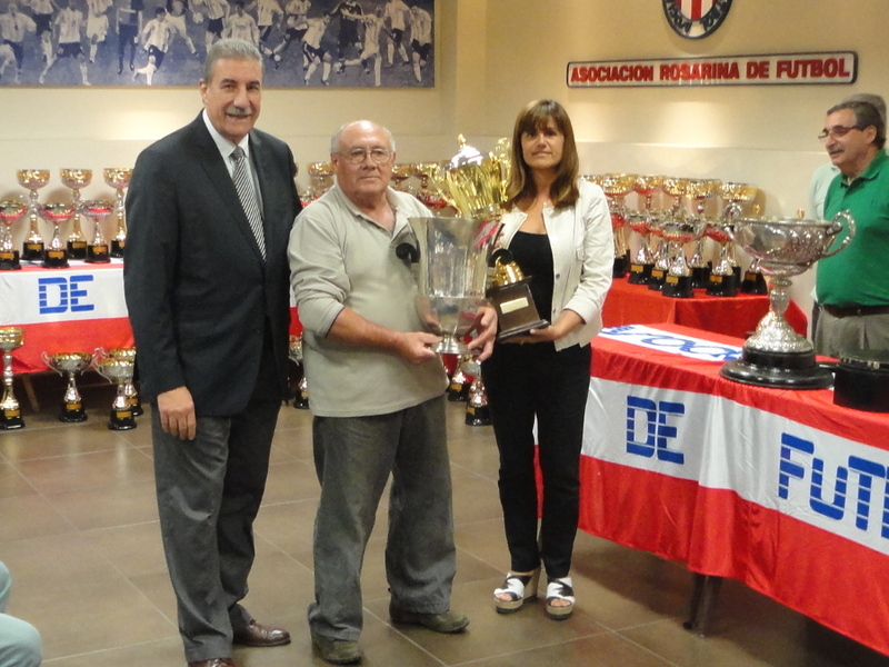 Juan Ardison recibiendo la Copa Molinas por Newell's. El rojinegro fue el club más ganador.