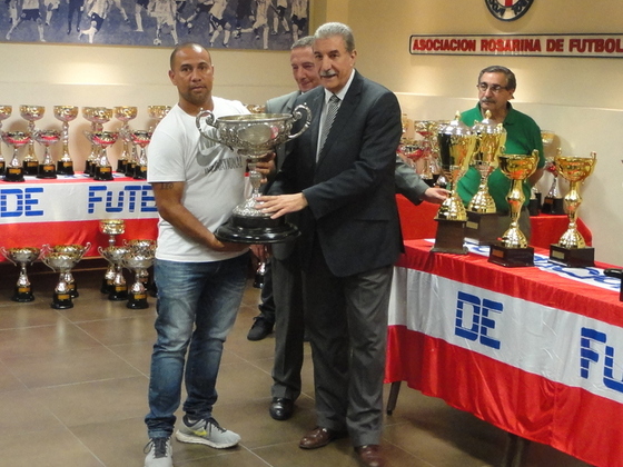 Mario Giammaría, Presidente de la ARF, entregándole la Copa Pinasco a Calabrés de Adiur.