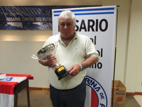 Alberto Massari, Presidente del Club Banco, y su copa de la 6ta División, año 2012.