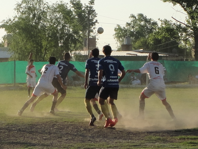 Pelota al área, y peinada adelante del gigante Seimandi. Un recurso muy usado por Central.