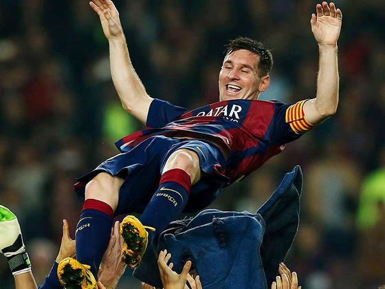 En la cima del mundo. Messi, lanzado al aire por sus compa&ntilde;eros, festeja el nuevo r&eacute;cord.