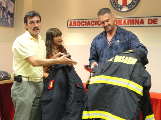 Luciano Salazar, Jefe del Cuerpo de Bomberos, explicando la calidad del traje comprado.