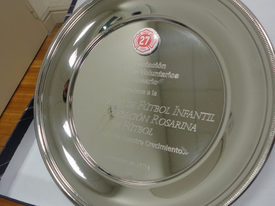 El bello plato que recibió el Consejo Auxiliar de Fútbol Infantil por donar 56 mil pesos en 2013.