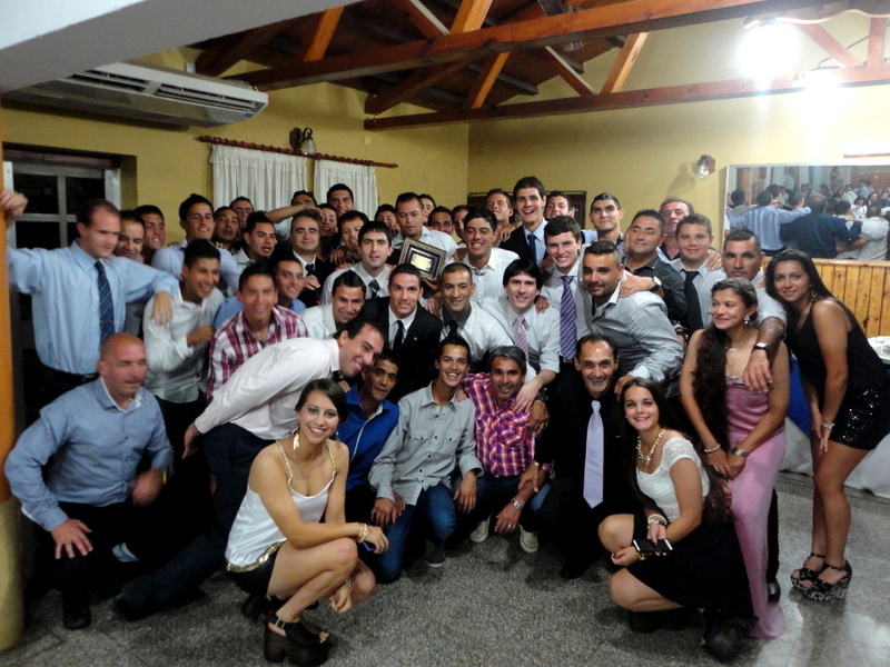 Cuando distinguieron a Sosa, todos quisieron saludarlo. Momento ideal para la foto de grupo.