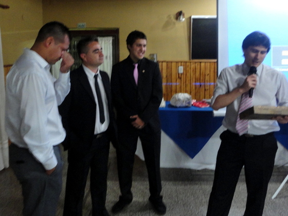 Sosa, visiblemente emocionado, cuando Facundo Domínguez le entregaba la plaqueta.