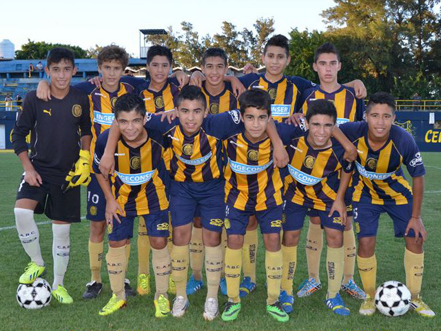 La 2001 del canalla, campeón invicta en Rosarina, busca ser campeona a nivel nacional.