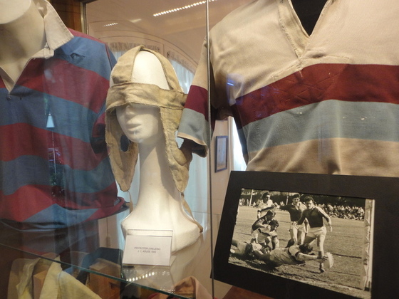 Algunas de las camisetas históricas de Atlético del Rosario. Cada una esconde una historia.