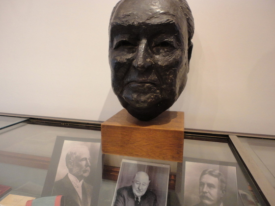 Las fotos de los hermanos Jewell, y el busto que se parece mucho a uno de ellos.