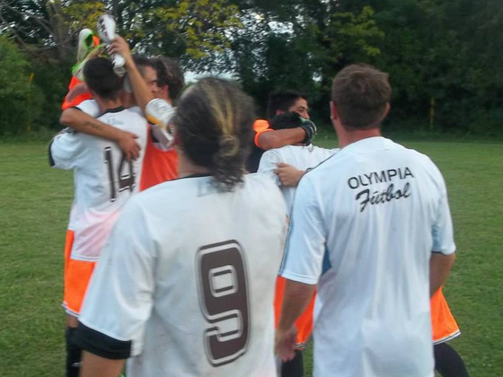 El festejo de los jugadores de Olympia, luego de eliminar a Central. Foto: Pasiones Rosarinas.