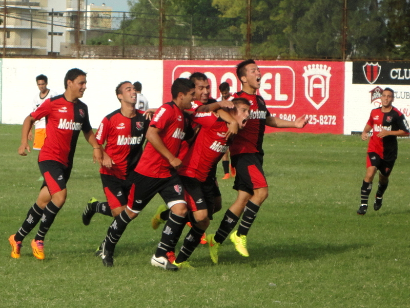 Marcos Cordero encabeza el festejo de su gol. La ventaja le permitió a Ñuls jugar más calmo.