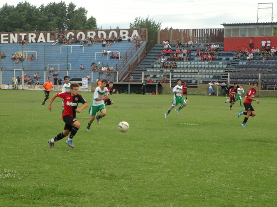 En la semifinal la décima de Newell's pudo golear 4 a 0 a un muy duro rival: Social Lux.