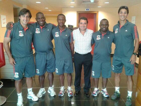 Esta foto muestra al Cuerpo Técnico de Guinea en su totalidad. Tres de ellos son argentinos.